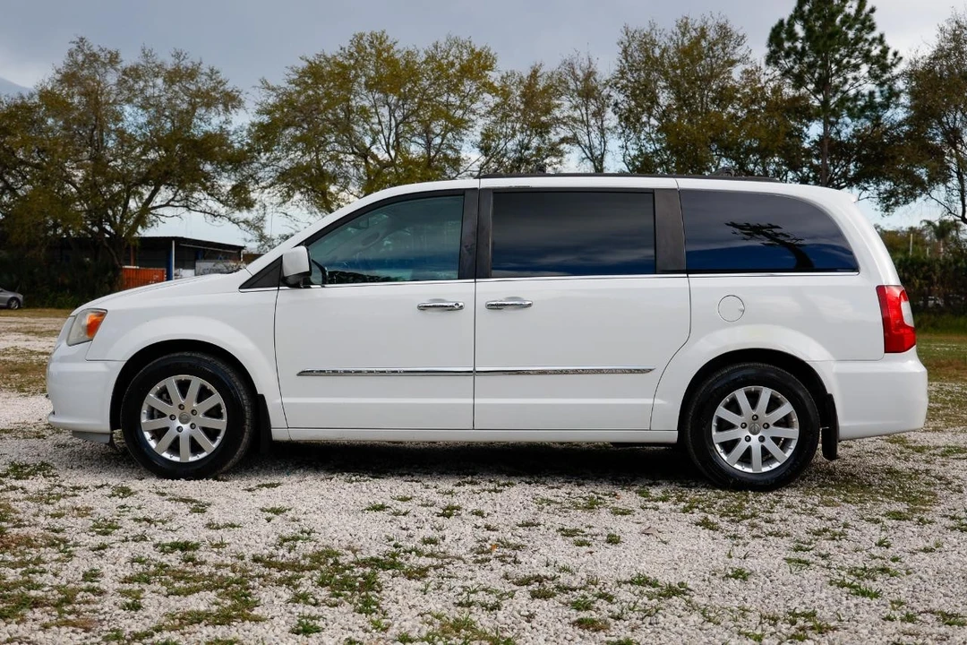 2014 Chrysler Town & Country - Image 3 of 12