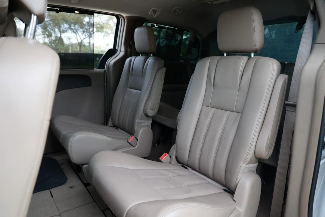 2014 Chrysler Town & Country - Image 8 of 12