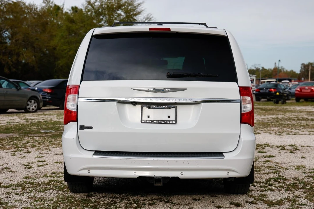 2014 Chrysler Town & Country - Image 7 of 12