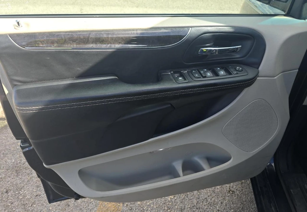 2014 Chrysler Town & Country - Image 11 of 18