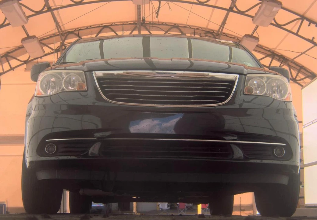 2014 Chrysler Town & Country - Image 3 of 18