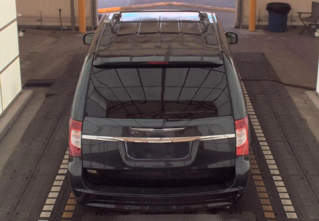2014 Chrysler Town & Country - Image 6 of 18