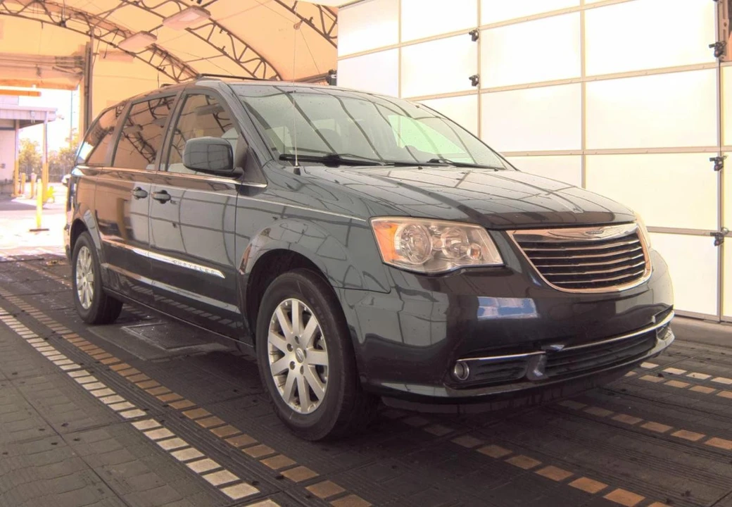 2014 Chrysler Town & Country - Image 4 of 18