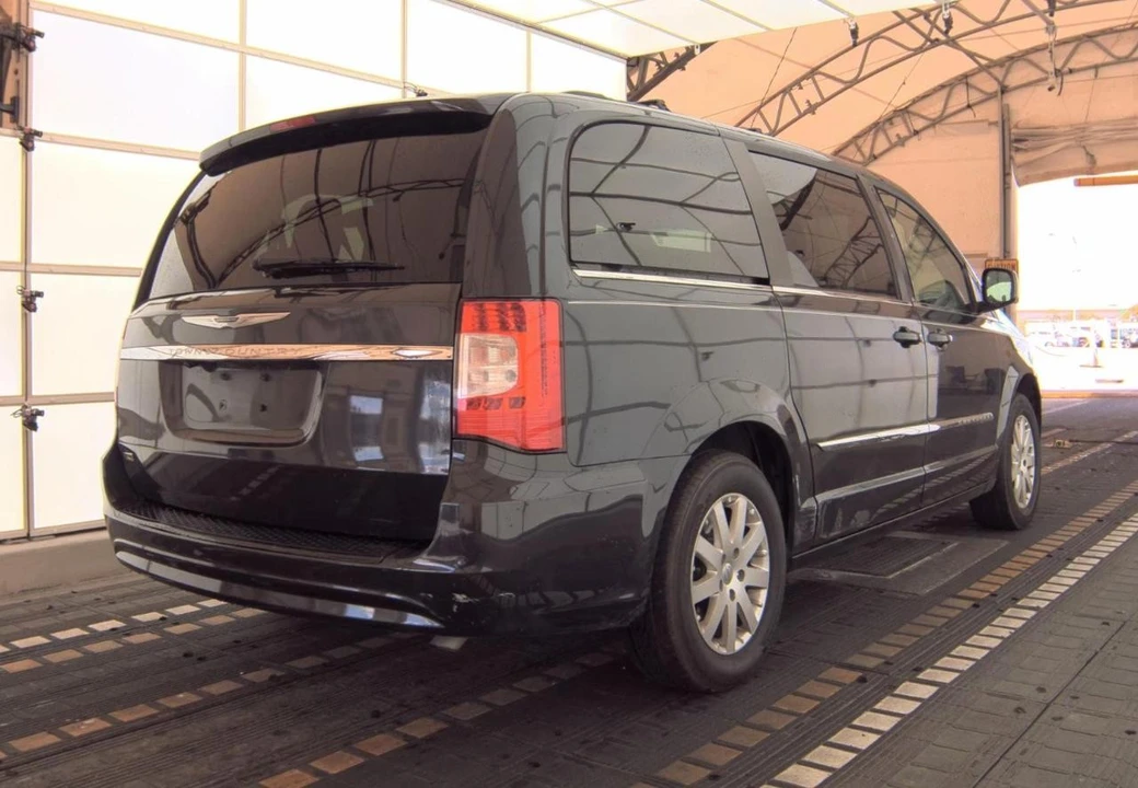 2014 Chrysler Town & Country - Image 5 of 18