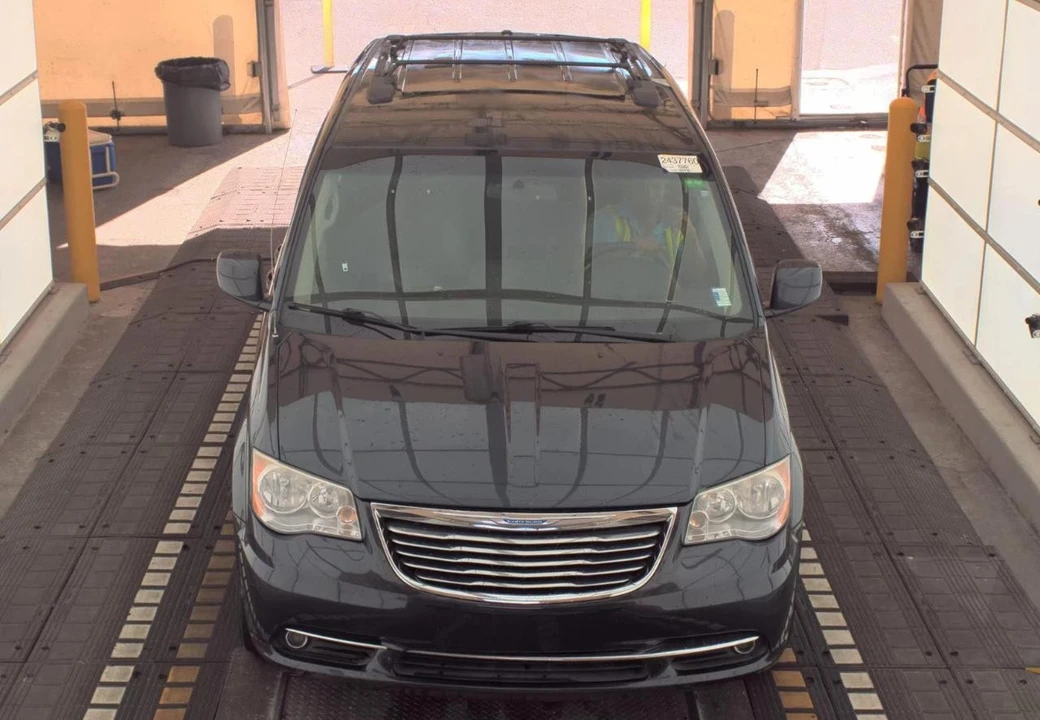 2014 Chrysler Town & Country - Image 2 of 18