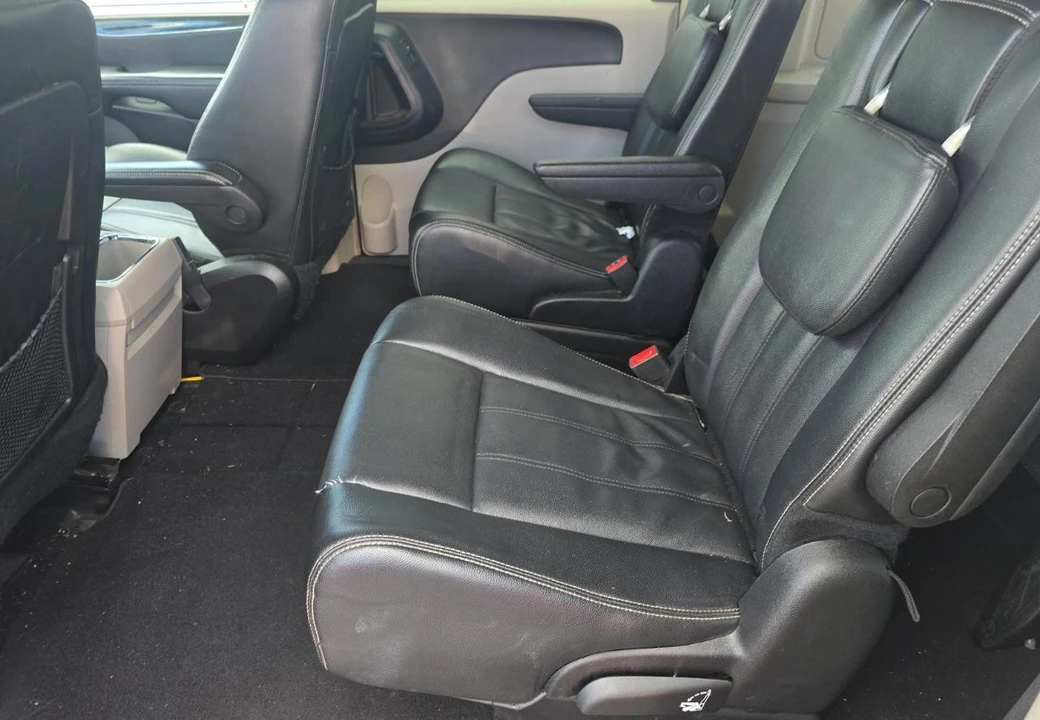 2014 Chrysler Town & Country - Image 15 of 18