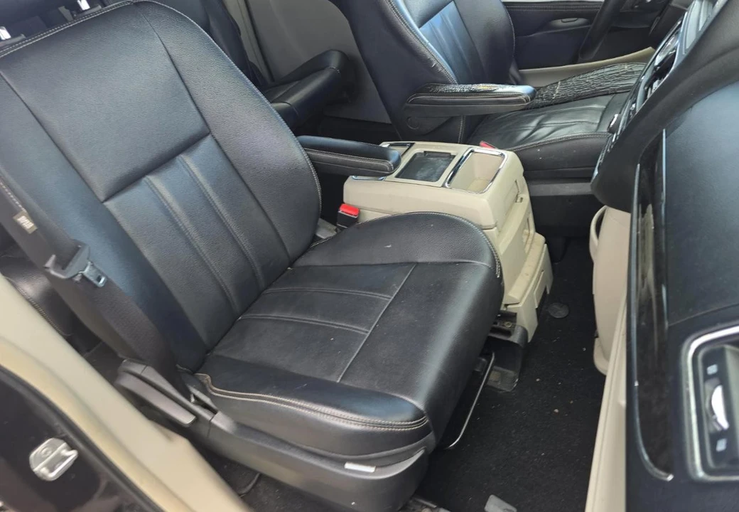 2014 Chrysler Town & Country - Image 10 of 18