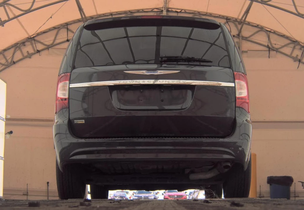 2014 Chrysler Town & Country - Image 7 of 18