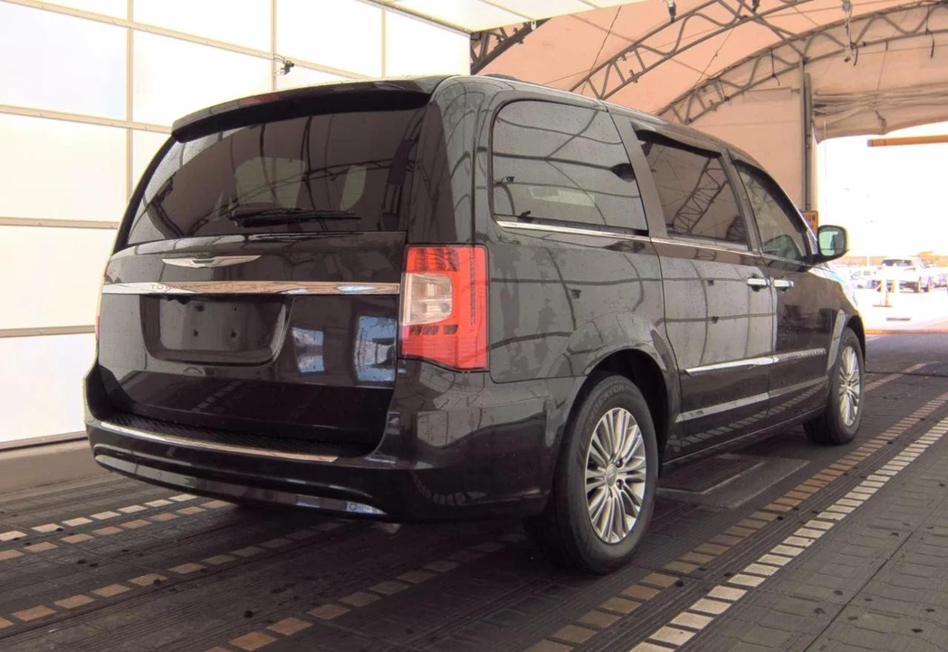 2014 Chrysler Town & Country - Image 5 of 19