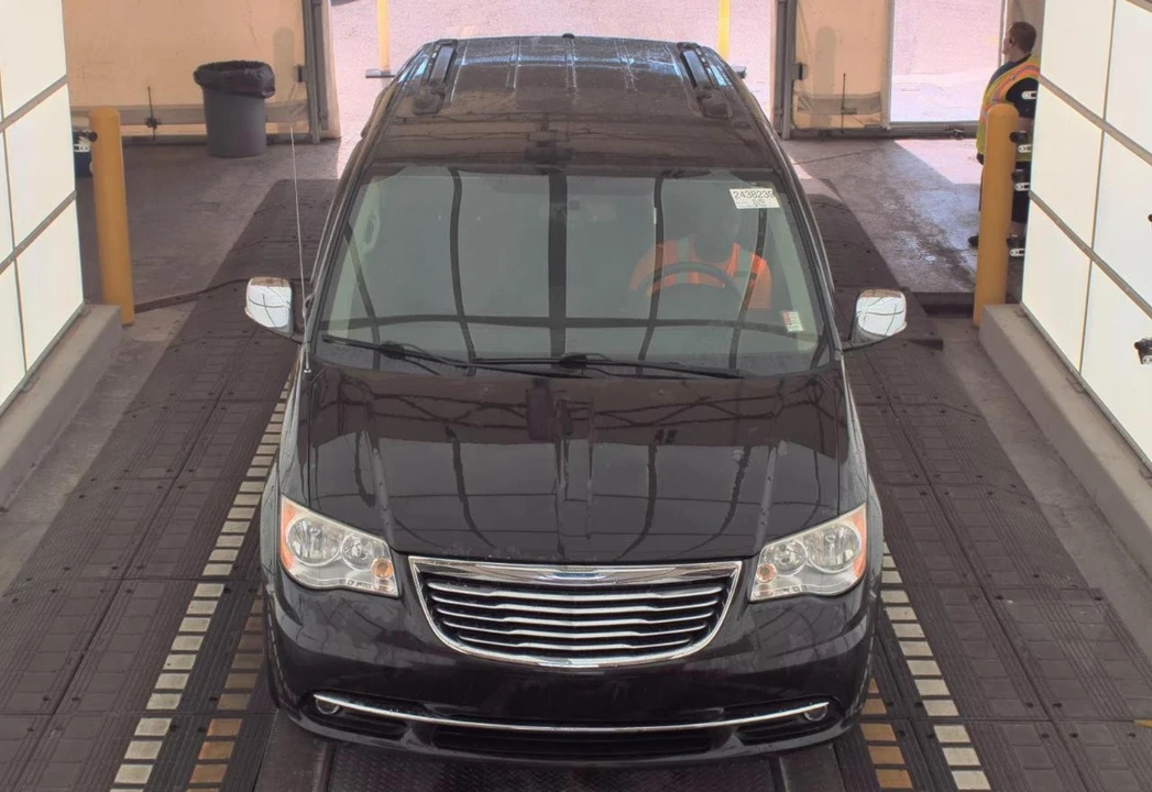 2014 Chrysler Town & Country - Image 2 of 19