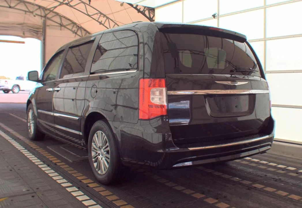 2014 Chrysler Town & Country - Image 8 of 19