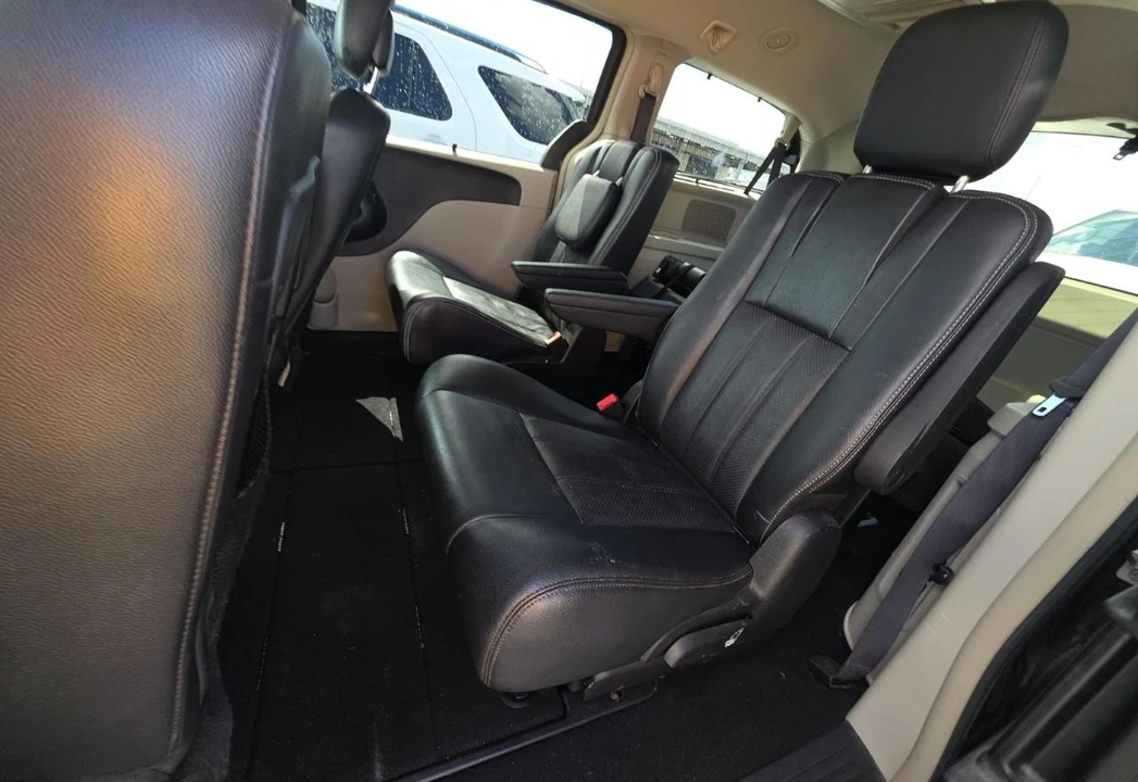 2014 Chrysler Town & Country - Image 15 of 19