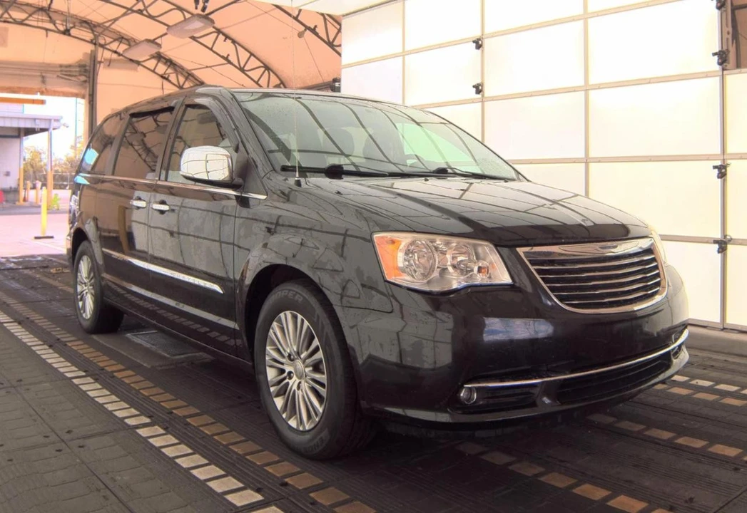 2014 Chrysler Town & Country - Image 4 of 19