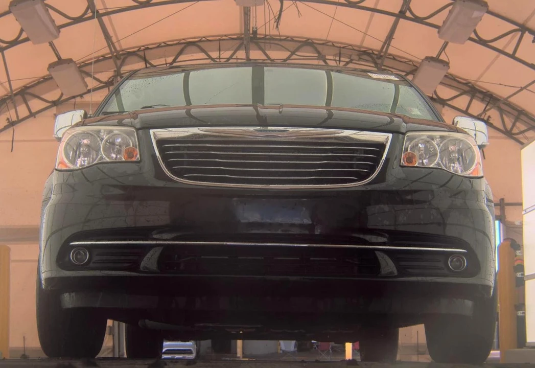 2014 Chrysler Town & Country - Image 3 of 19
