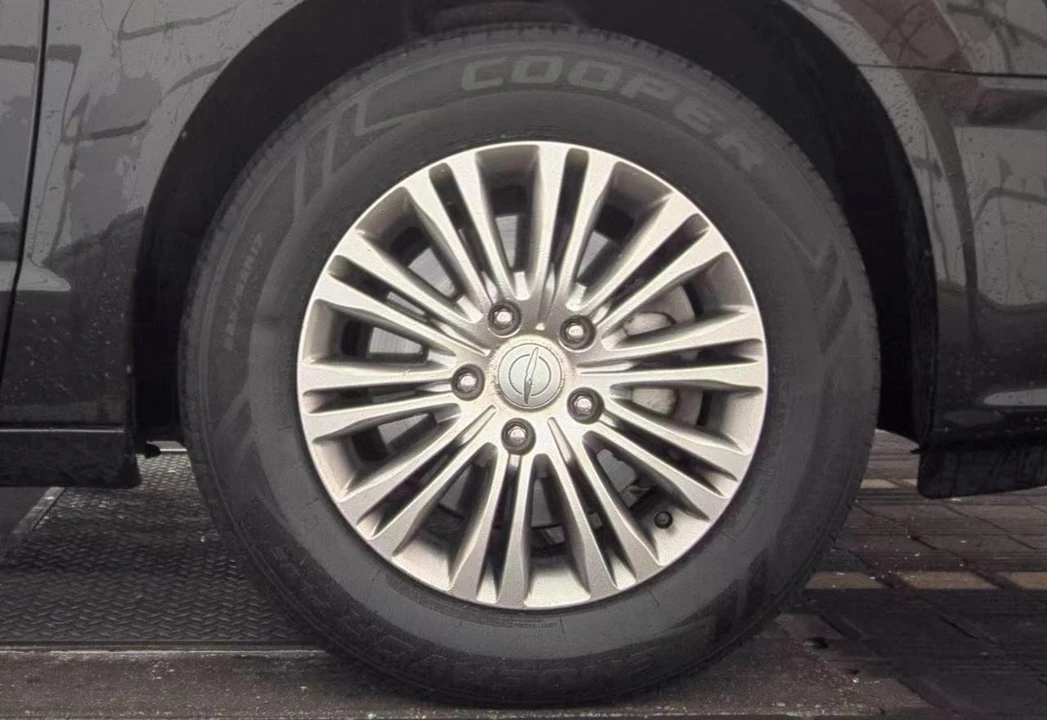 2014 Chrysler Town & Country - Image 9 of 19