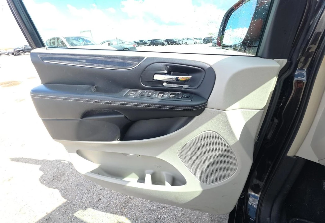 2014 Chrysler Town & Country - Image 12 of 19