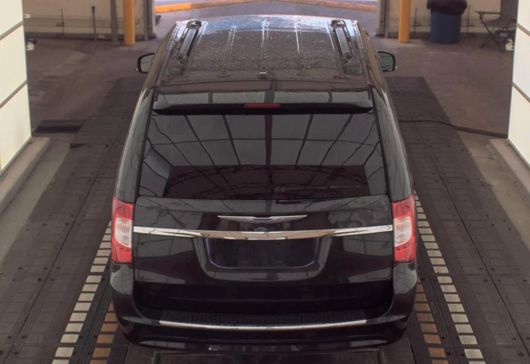 2014 Chrysler Town & Country - Image 6 of 19