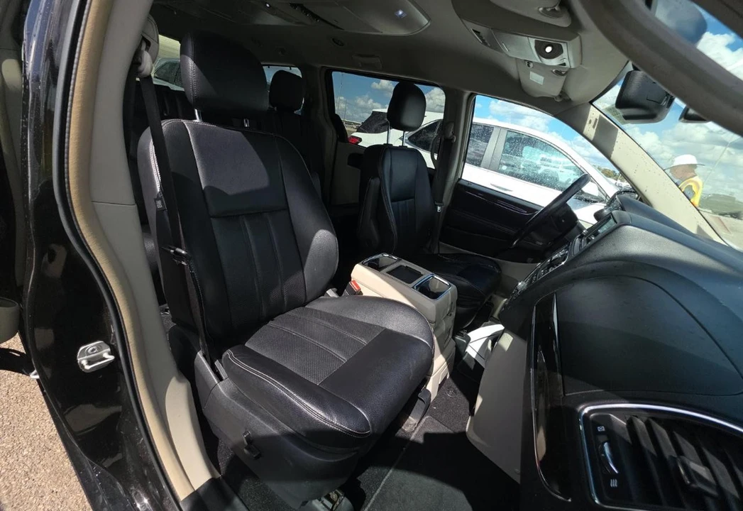 2014 Chrysler Town & Country - Image 11 of 19
