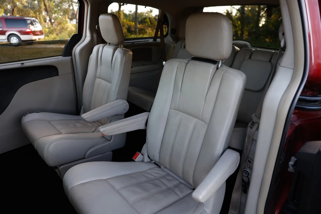 2014 Chrysler Town & Country - Image 8 of 12