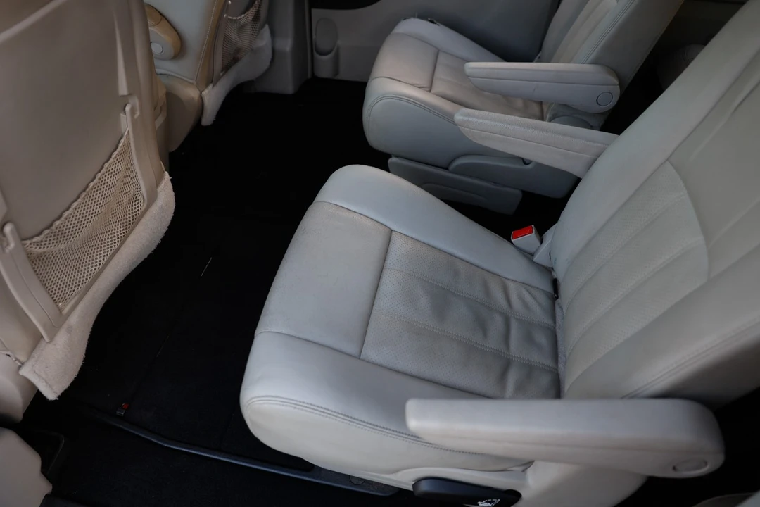 2014 Chrysler Town & Country - Image 10 of 12