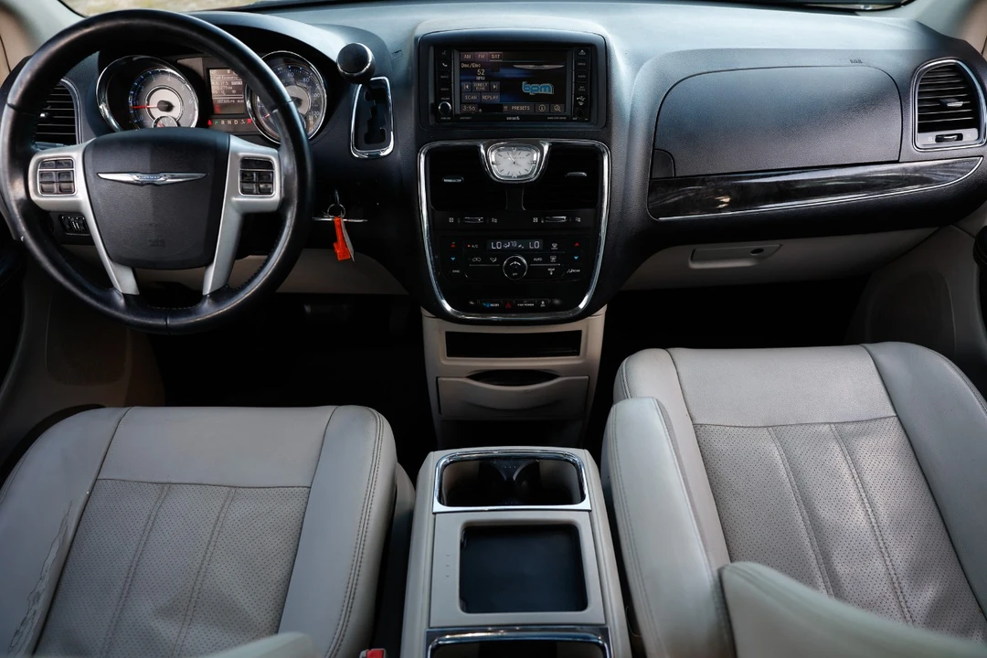 2014 Chrysler Town & Country - Image 2 of 12
