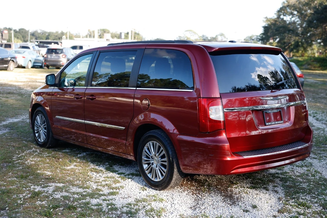 2014 Chrysler Town & Country - Image 5 of 12