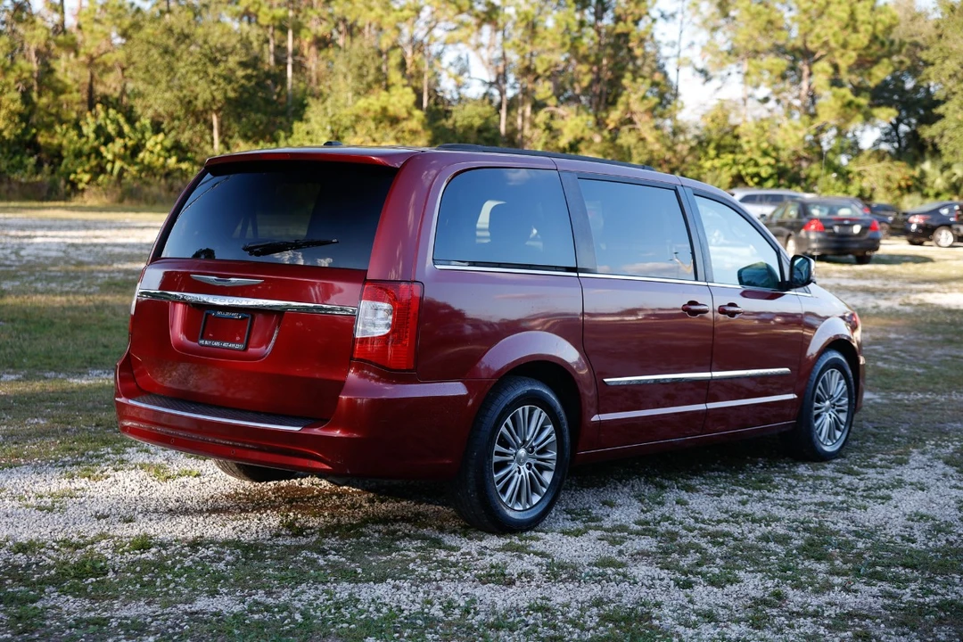2014 Chrysler Town & Country - Image 11 of 12