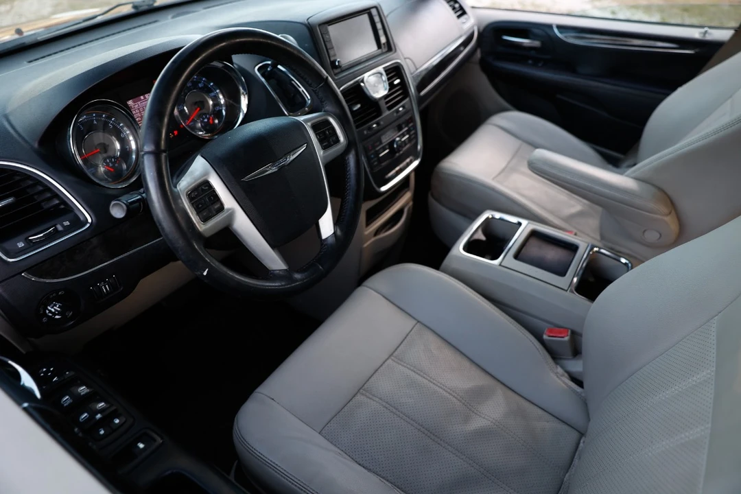 2014 Chrysler Town & Country - Image 4 of 12