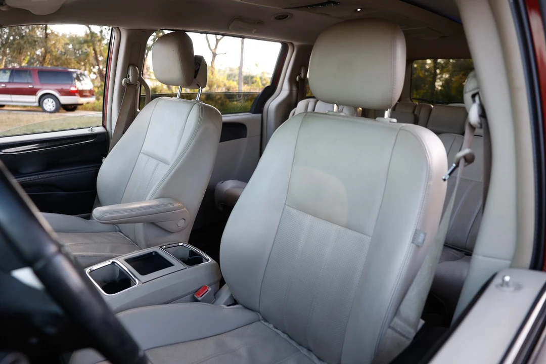 2014 Chrysler Town & Country - Image 6 of 12