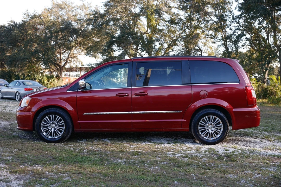 2014 Chrysler Town & Country - Image 3 of 12