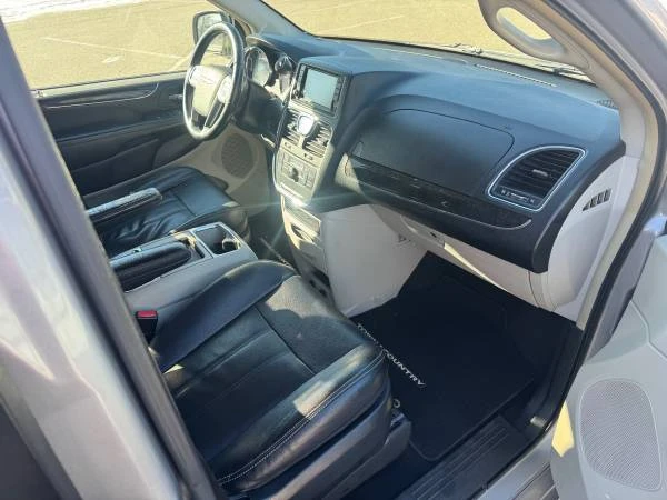 2014 Chrysler Town & Country - Image 8 of 18