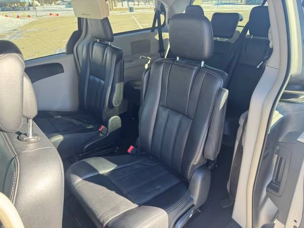 2014 Chrysler Town & Country - Image 11 of 18