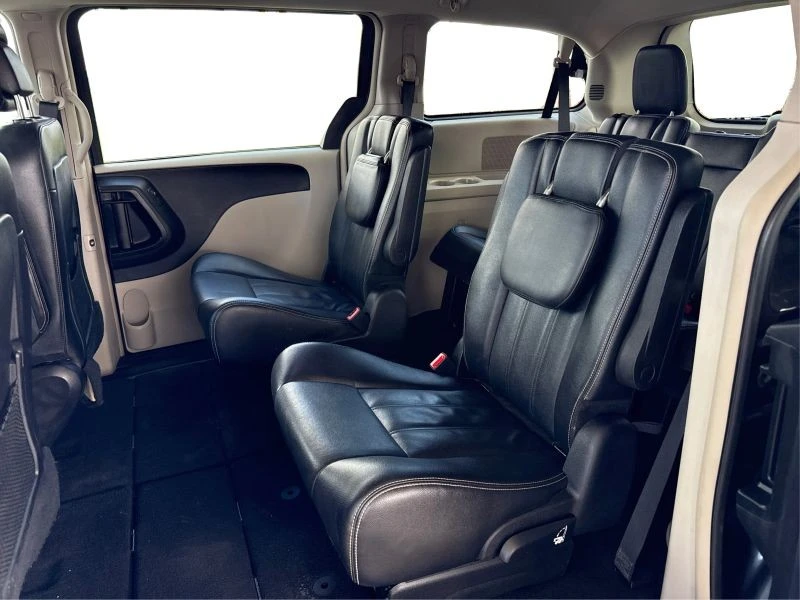 2014 Chrysler Town & Country - Image 10 of 12