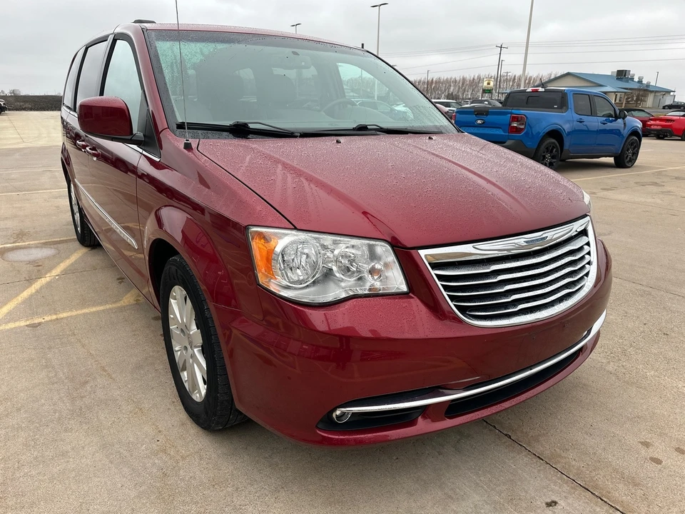 2014 Chrysler Town & Country - Image 5 of 12