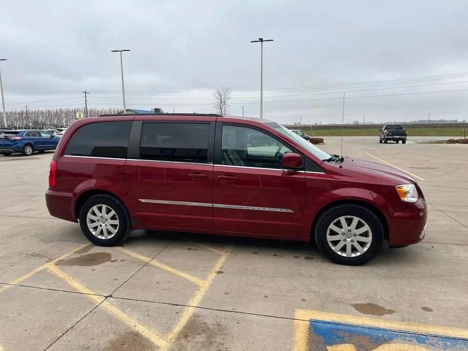 2014 Chrysler Town & Country - Image 7 of 12