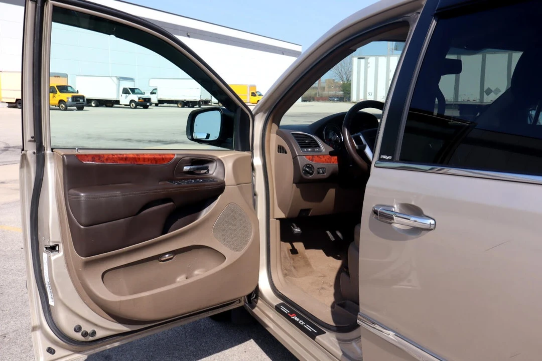 2014 Chrysler Town & Country - Image 10 of 21