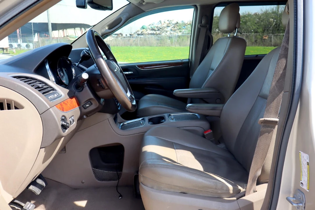 2014 Chrysler Town & Country - Image 13 of 21