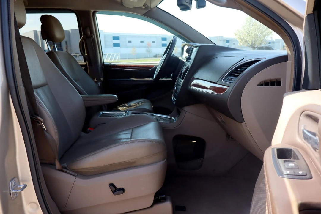 2014 Chrysler Town & Country - Image 18 of 21