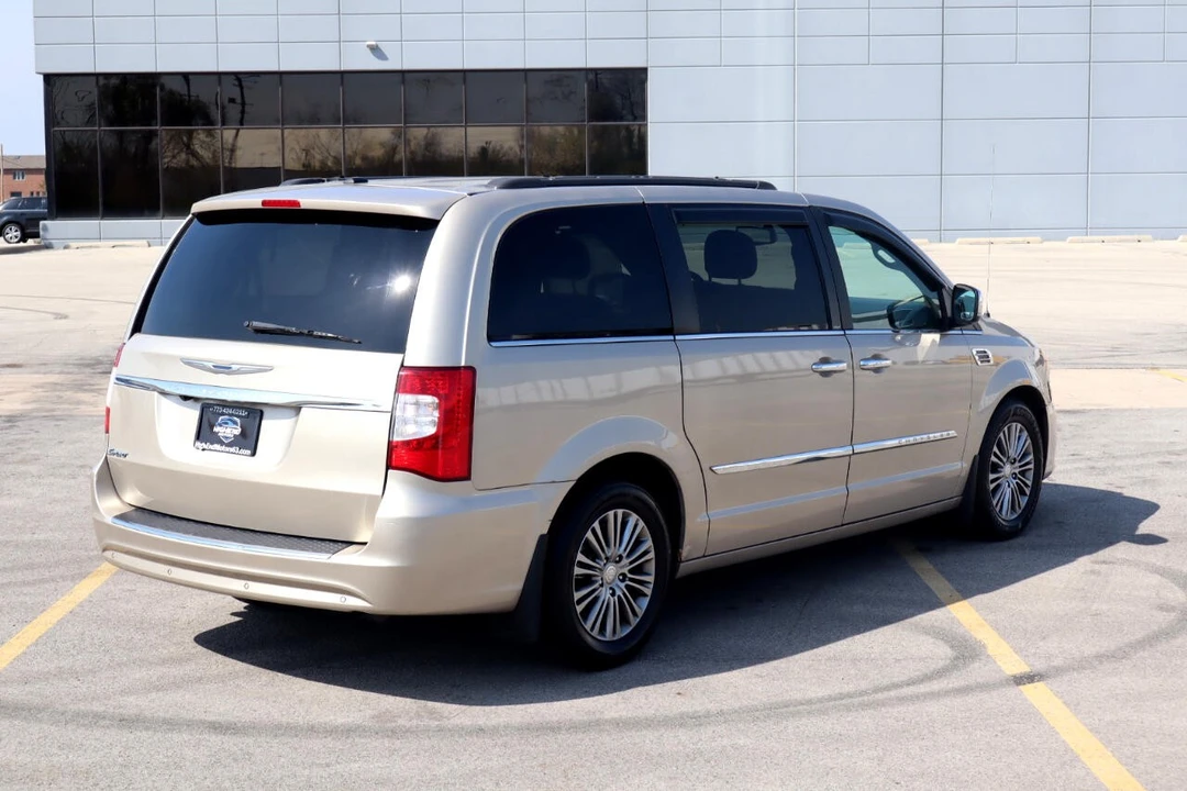 2014 Chrysler Town & Country - Image 5 of 21