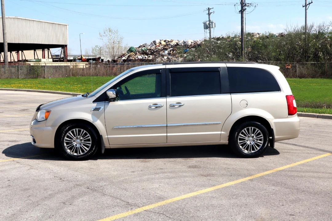 2014 Chrysler Town & Country - Image 2 of 21