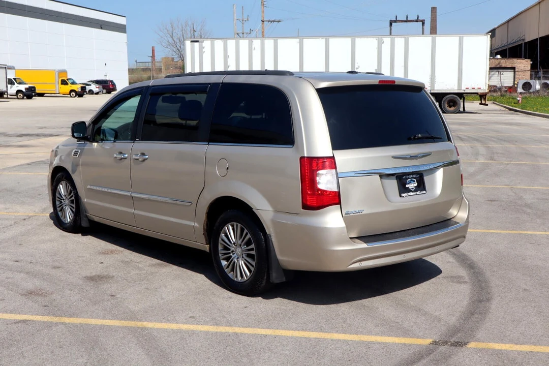 2014 Chrysler Town & Country - Image 3 of 21