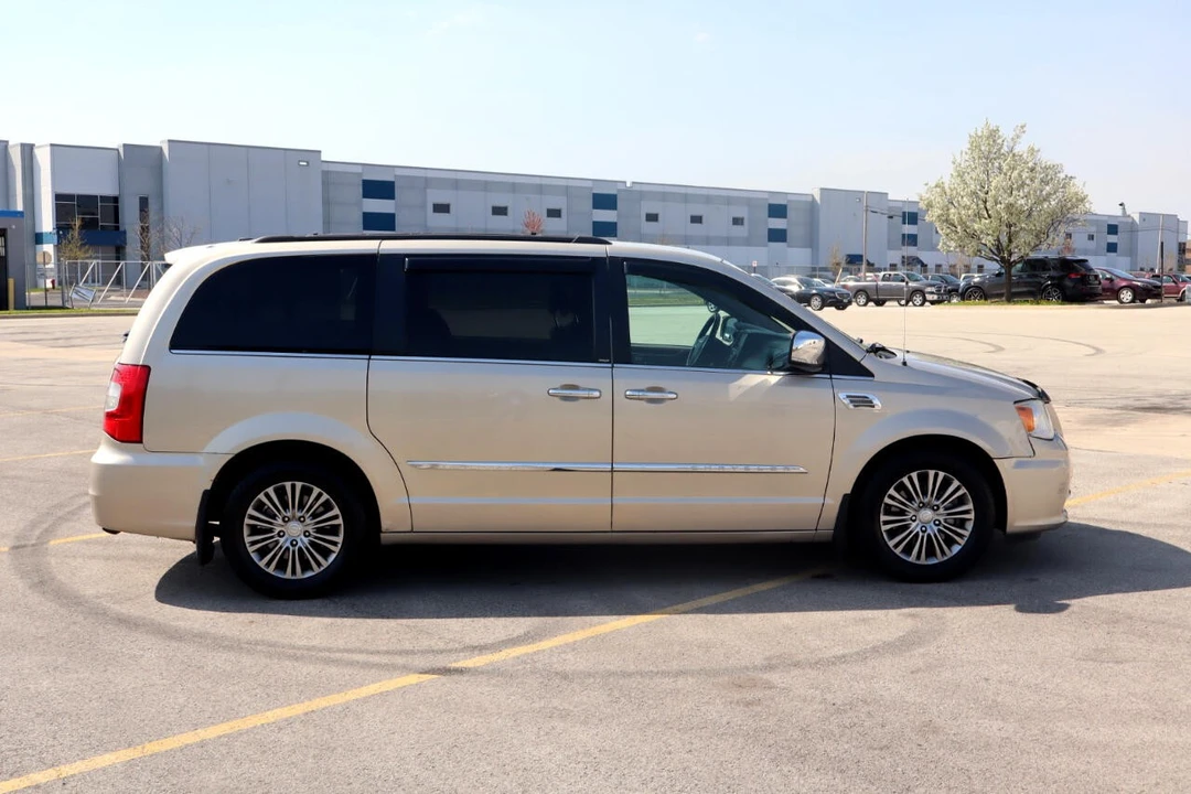 2014 Chrysler Town & Country - Image 6 of 21