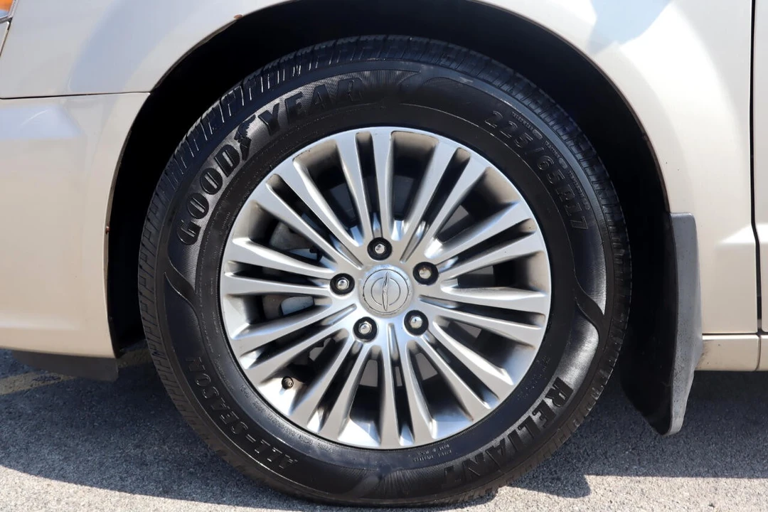 2014 Chrysler Town & Country - Image 9 of 21
