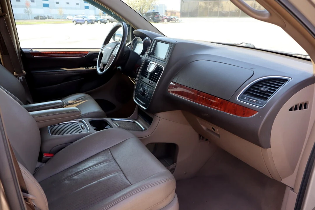 2014 Chrysler Town & Country - Image 19 of 21