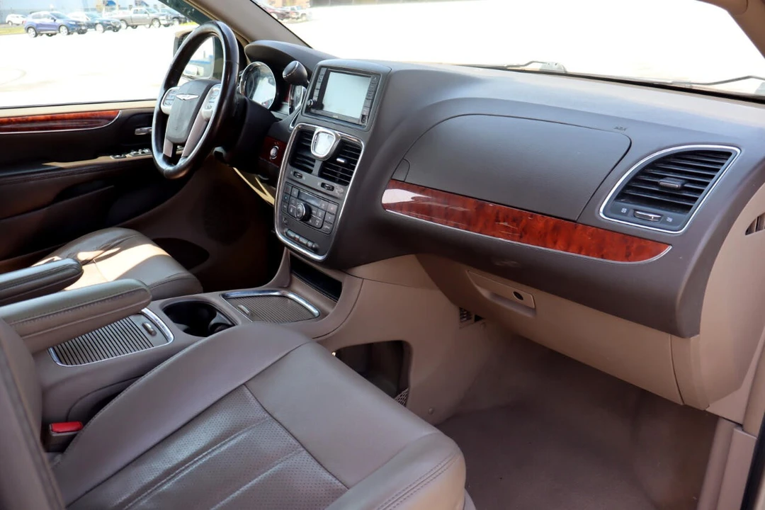 2014 Chrysler Town & Country - Image 16 of 21