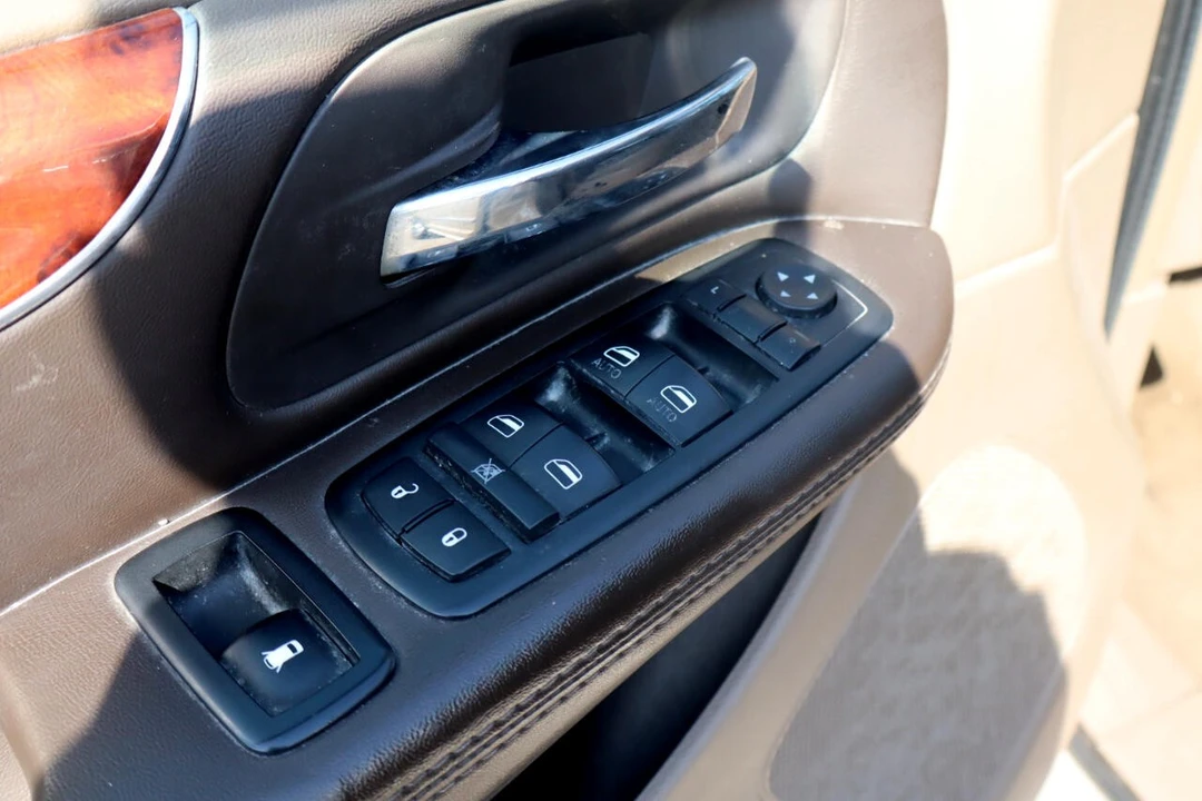 2014 Chrysler Town & Country - Image 11 of 21
