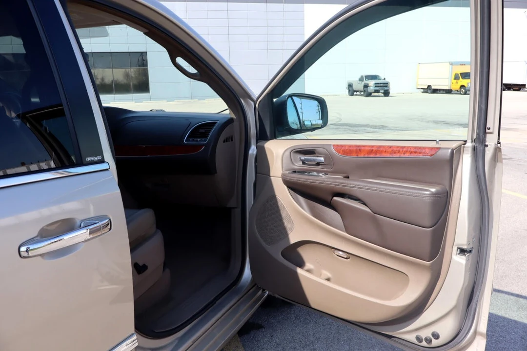 2014 Chrysler Town & Country - Image 12 of 21