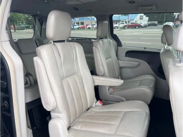 2014 Chrysler Town & Country - Image 8 of 10