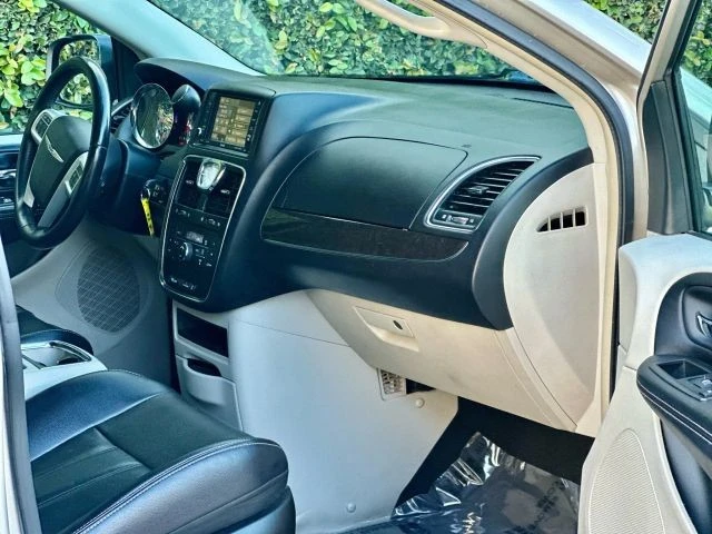 2014 Chrysler Town & Country - Image 17 of 21