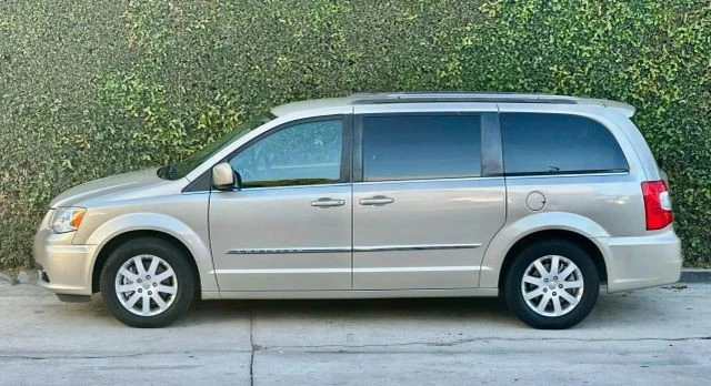 2014 Chrysler Town & Country - Image 3 of 21